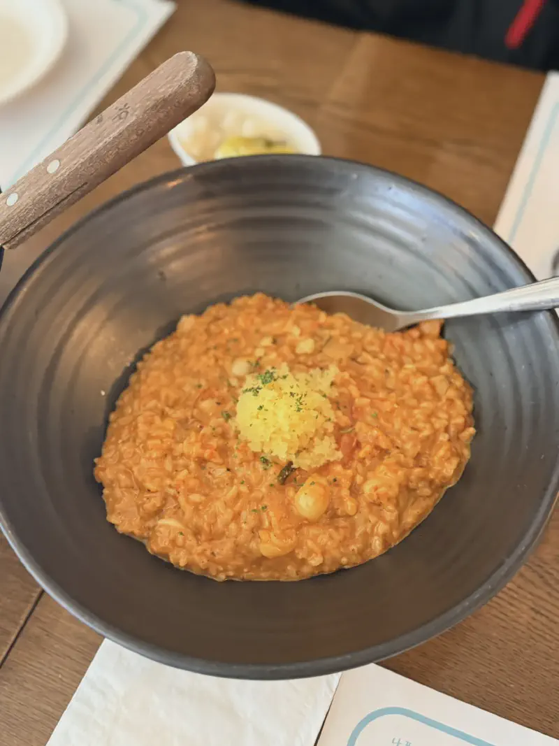 톡톡 터지는 식감이 일품인 갑오징어 먹물 리조또