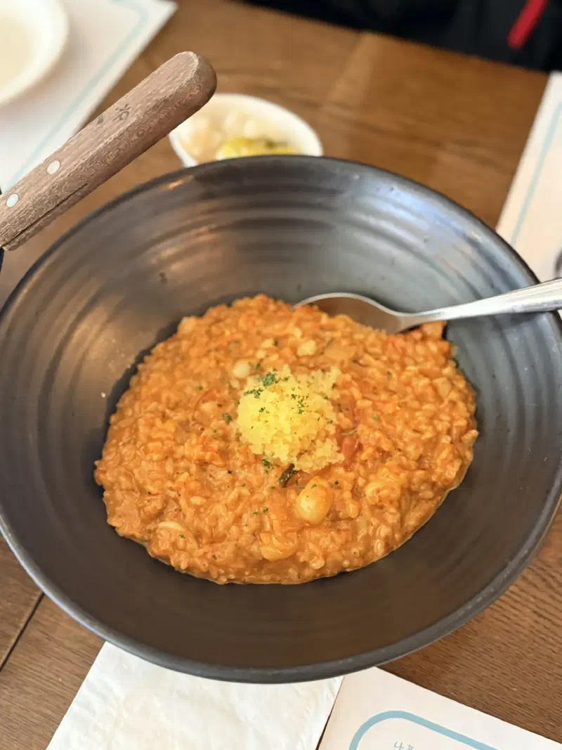 톡톡 터지는 식감이 일품인 갑오징어 먹물 리조또