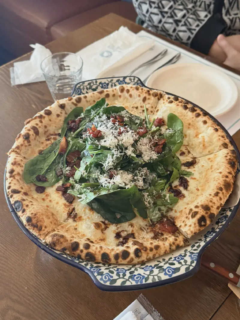 신선한 루꼴라와 짭조름한 베이컨이 조화로운 루꼴라 피자